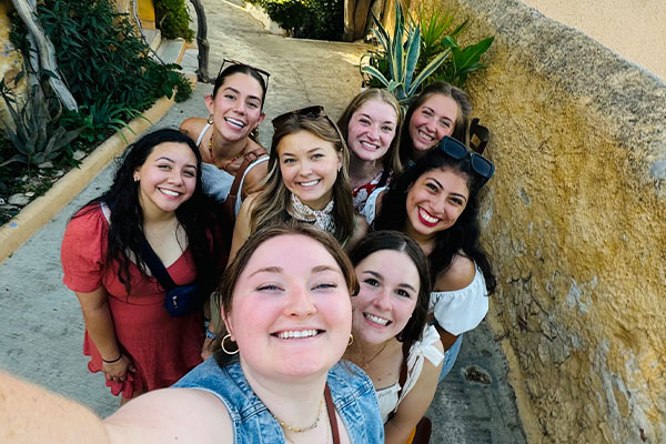 Berry students taking a selfie abroad