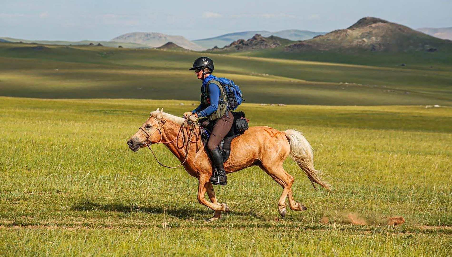 Autumn Clarke riding horse in the 2025 Mongol Derby.