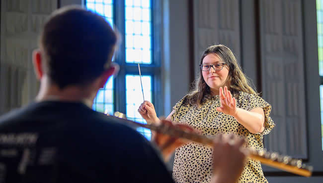 Lexi Brookshire conducting music