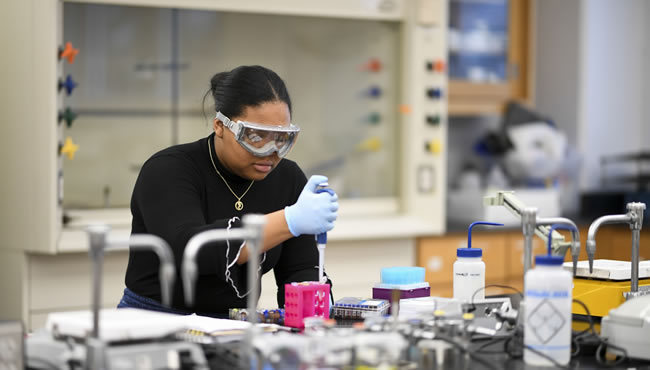 Nabilah Curtis working in a laboratory